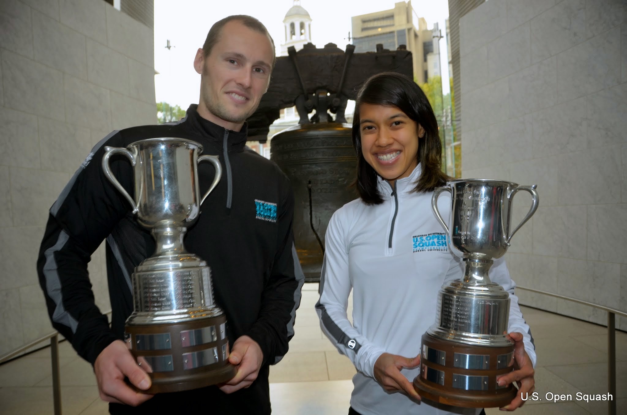 Greg Gaultier (L) and Nicol David (R) welcomed the U.S. Open trophies back to Philadelphia in 2014 at the Liberty Bell